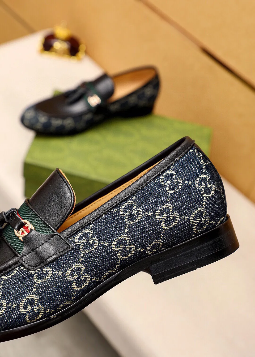 Men's shoes 💰520 💐 Product trademark: GUCCI "Gucci" casual leather shoes Regular size: 39-44 (38.45🉑️customized) Product materials: Selected imported first-layer calfskin upper + luxury hardware buckle, imported water-dyed cowhide leather lining. Strong three-dimensional visual effect, original combination outsole Color: 2⃣️colors available